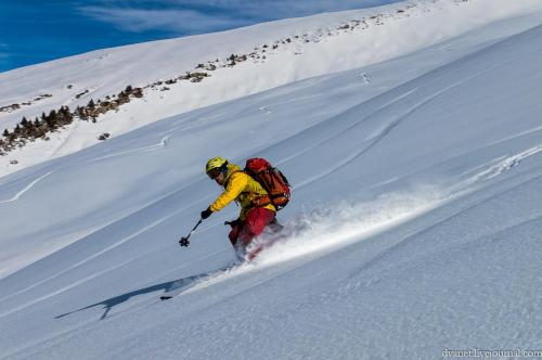 een persoon is aan het skiën op een sneeuw bedekte helling bij Mine Hostel Dzhergalan in Dzhergalan