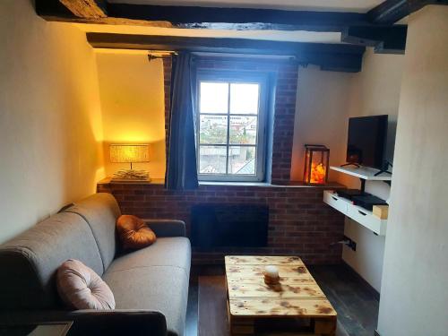 un salon avec un canapé et une table dans l'établissement Bolbi, à Metz