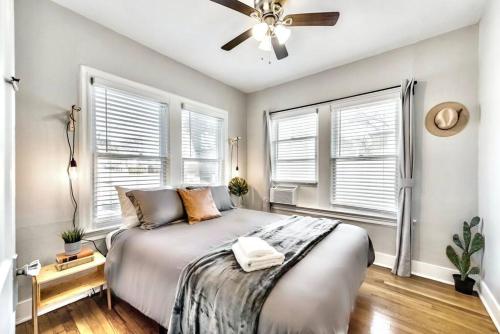 1 dormitorio con 1 cama, ventilador de techo y ventanas en Natural Sabbatical 1 Bedroom Apartment en Dallas