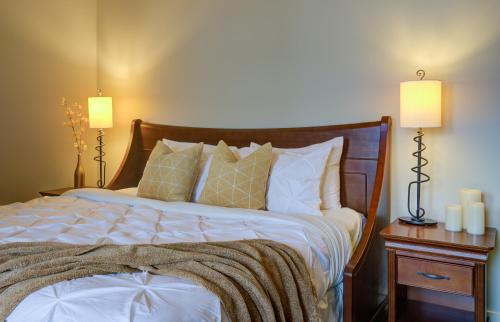 ein Schlafzimmer mit einem Bett mit Kissen und zwei Lampen in der Unterkunft Misty Mountain- Premium 2 Bedroom Mountain View in Canmore