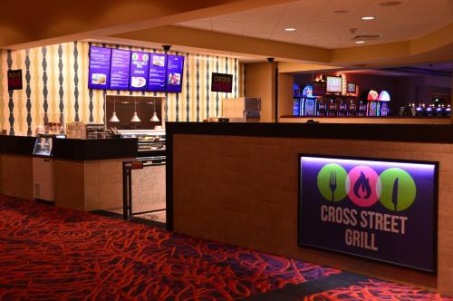 a fast food restaurant with a cashier and a bar at Harrah's Joliet, A Caesars Destination in Joliet