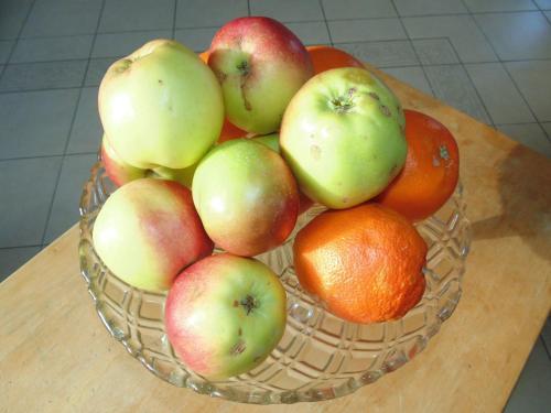 a basket of apples and oranges on a table at Villa Turysta in Białystok