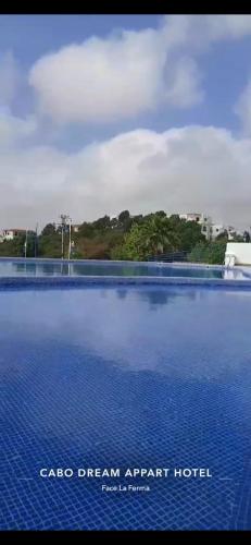 a swimming pool with blue water in a resort at Apprt hôtel cabo dream 90 in Cabo Negro