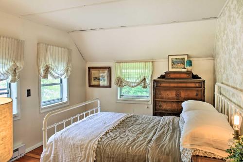 1 dormitorio con 1 cama, vestidor y ventanas en Authentic 1912 Adirondack Lake Camp with Fire Pit, en Stratford