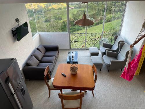 uma sala de estar com um sofá e uma mesa em Bello Horizonte by JericóHouse 2 em Jericó
