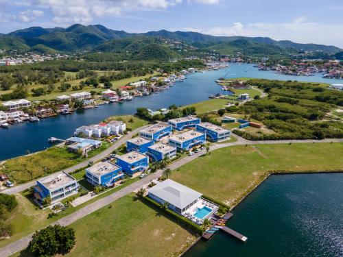  Harbour Island Residences -  Room  picture :   Tea/Coffee maker    Shower    TV                           