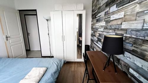Una cama o camas en una habitación de Logement entier proche de Lyon