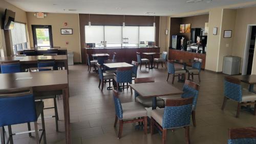 a dining room with tables and chairs in a restaurant at Comfort Suites Macon Northwest in Macon