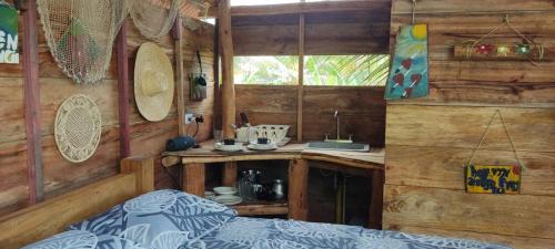 een slaapkamer met een bed en een wastafel in een kamer bij Cabaña para pareja Tambo en coveñas in San Antero
