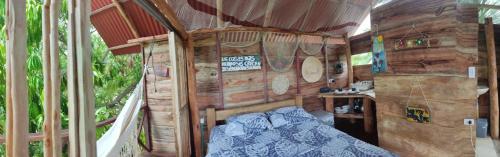 een kamer met een bed in een huis bij Cabaña para pareja Tambo en coveñas in San Antero
