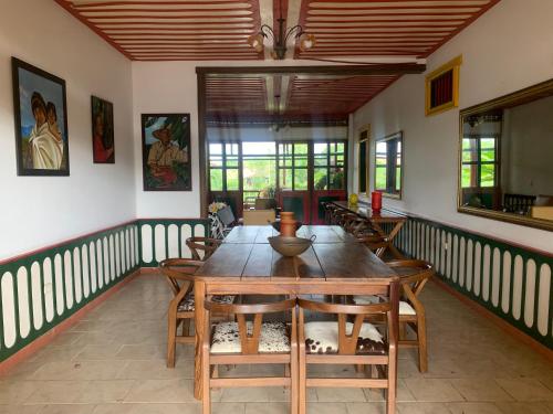 ein Esszimmer mit einem Holztisch und Stühlen in der Unterkunft Finca El Descanso del Duque in La Palmilla