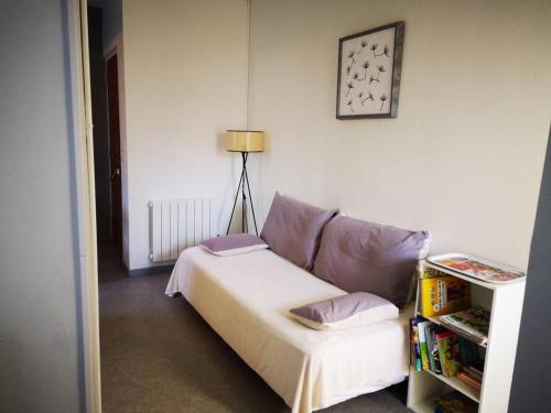 une chambre avec un lit et une table avec une lampe dans l'établissement T1 BIS de 27m2 à BARBOTAN -Minimum 21 nuits - au calme #VACANCES#CURE-lac et piscine à 1 km,, à Cazaubon