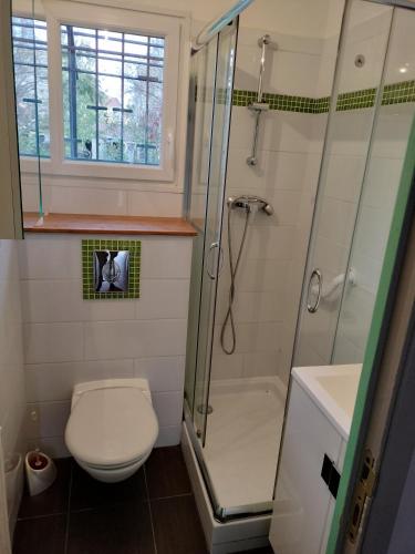 une salle de bain avec une douche, des toilettes et un lavabo dans l'établissement Chambre avec salon plain pied toulouse minimes, à Toulouse