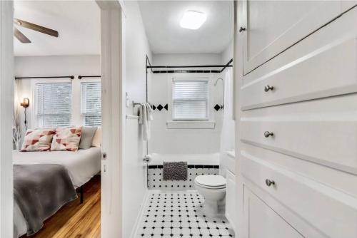 Koupelna v ubytování Global Cup Lower-Greenville Landing Close to Everything