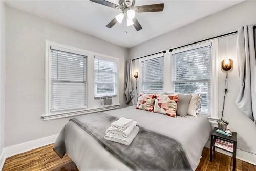 Postel nebo postele na pokoji v ubytování Global Cup Lower-Greenville Landing Close to Everything