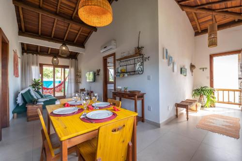 uma sala de jantar e sala de estar com mesa e cadeiras em Taipu Bay Pousada - Taipu de Fora em Barra Grande