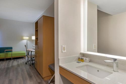 a bathroom with a sink and a mirror at Best Western PLUS Executive Hotel Richmond in Richmond