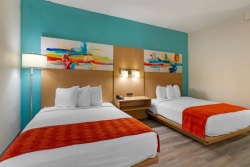 a hotel room with two beds in a room at Best Western PLUS Executive Hotel Richmond in Richmond