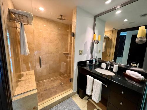 Un baño de Boutique Suites 3 min walk to beach