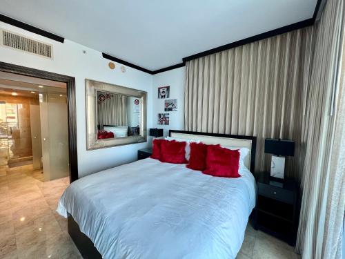 Cama o camas de una habitación en Boutique Suites 3 min walk to beach
