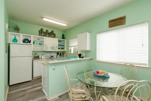 Kuchyň nebo kuchyňský kout v ubytování Affordable family condo -walking distance to beach by Mustang Island, Sleeps Four, 2025 Traveler Award
