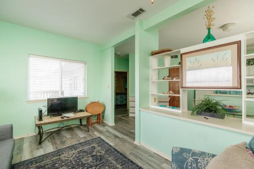 TV a/nebo společenská místnost v ubytování Affordable family condo -walking distance to beach by Mustang Island, Sleeps Four, 2025 Traveler Award