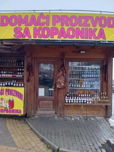 a store with a sign that reads damnedrupal sa koponga at Apartman Sladjana Premier 12 Milmari in Kopaonik