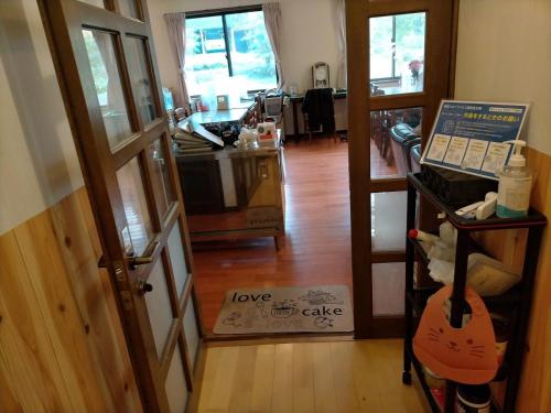 una habitación con una puerta y una guitarra en ella en Guesthouse Aozora - Vacation STAY 07247v en Myoko