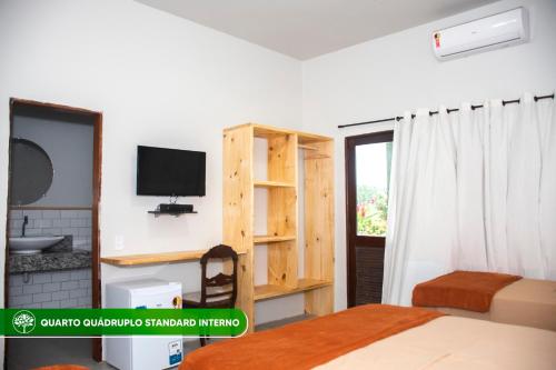 sypialnia z łóżkiem i telewizorem w pokoju w obiekcie Pousada Rural Estação Verde w mieście Bonito
