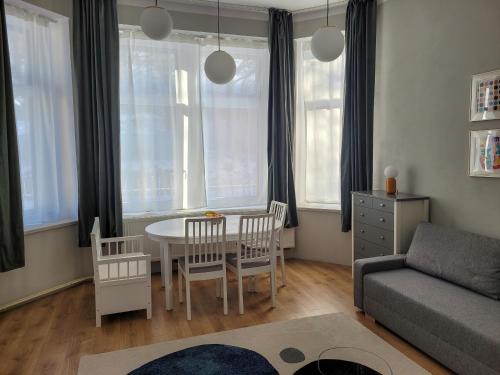 ein Wohnzimmer mit einem Tisch, Stühlen und einem Sofa in der Unterkunft Apartmán VEJPRTY- Apartment WEIPERT in Vejprty