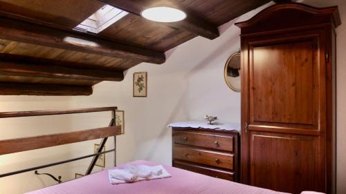 a bedroom with a bed and a dresser at Alle Vecchie Querce in Fontecchio