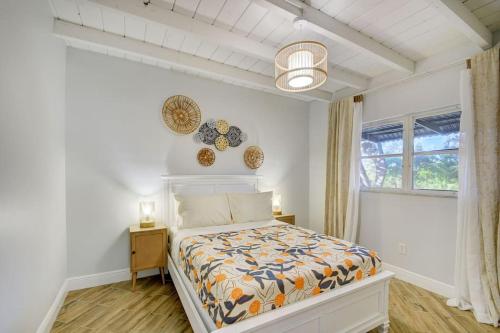 a bedroom with a bed and a window at La Casita Tropical in Lake Worth Corridor