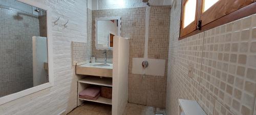 y baño con lavabo y espejo. en Cabaña Ñangapiry en Empedrado