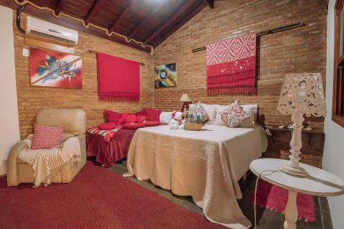 a living room with a table and a couch at Pousada das Nascentes - Brotas in Brotas