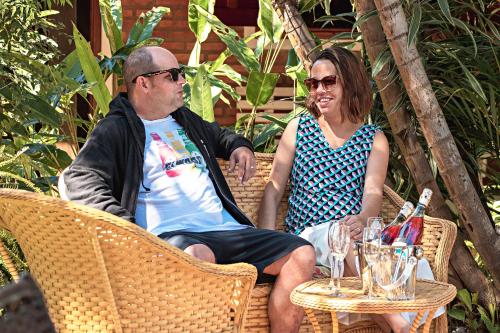 a man and a woman sitting at a table at Pousada das Nascentes - Brotas in Brotas