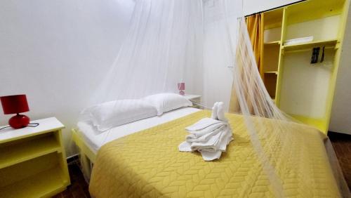 Un dormitorio con una cama con una toalla. en Villa Majorelia en Vieux-Habitants