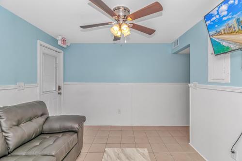Posezení v ubytování 125 Atlantic Avenue Unit F - Pet Friendly! Walk To The Beach and Pier! 1BR -1BA - Sleeps 2-4 guests!