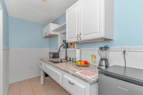 Kuchyň nebo kuchyňský kout v ubytování 125 Atlantic Avenue Unit F - Pet Friendly! Walk To The Beach and Pier! 1BR -1BA - Sleeps 2-4 guests!