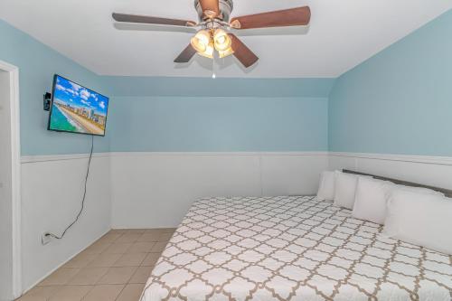 Postel nebo postele na pokoji v ubytování 125 Atlantic Avenue Unit F - Pet Friendly! Walk To The Beach and Pier! 1BR -1BA - Sleeps 2-4 guests!
