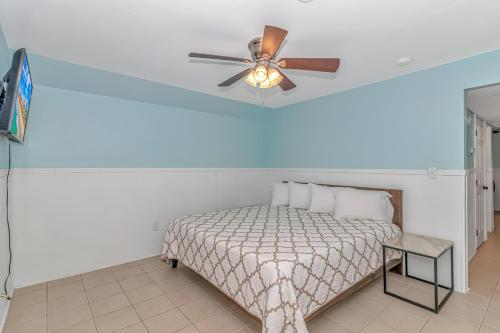 Postel nebo postele na pokoji v ubytování 125 Atlantic Avenue Unit F - Pet Friendly! Walk To The Beach and Pier! 1BR -1BA - Sleeps 2-4 guests!