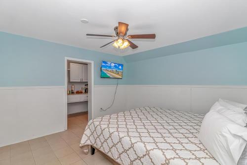 um quarto com uma ventoinha de tecto e uma cama em 125 Atlantic Avenue Unit F - Pet Friendly! Walk To The Beach and Pier! 1BR -1BA - Sleeps 2-4 guests! em Myrtle Beach