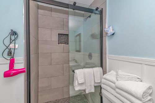 uma casa de banho com um chuveiro e uma porta de vidro em 125 Atlantic Avenue Unit F - Pet Friendly! Walk To The Beach and Pier! 1BR -1BA - Sleeps 2-4 guests! em Myrtle Beach