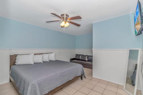 1 dormitorio con 1 cama y ventilador de techo en 125 Atlantic Avenue Unit E - Pet Friendly! Walk To The Beach and Pier!1BR -1BA - Sleeps 2-4 guests!, en Myrtle Beach