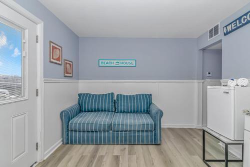 Posezení v ubytování 125 Atlantic Avenue Unit D - Pet Friendly! Walk To the Beach and Pier! 1BR -1BA - Sleeps 2-4 guests!