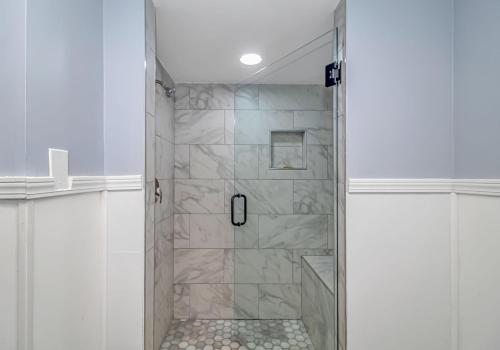 Koupelna v ubytování 125 Atlantic Avenue Unit D - Pet Friendly! Walk To the Beach and Pier! 1BR -1BA - Sleeps 2-4 guests!