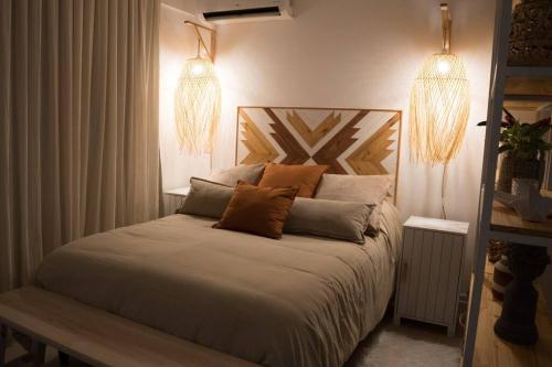 Un dormitorio con una cama con dos luces. en a- Creado como un Hotel Boutique en Palermo Chico en Buenos Aires