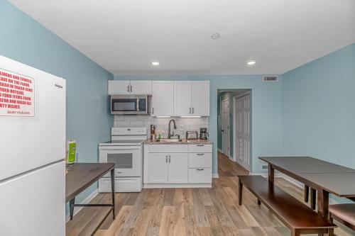 Η κουζίνα ή μικρή κουζίνα στο 125 Atlantic Avenue Unit H - Pet Friendly! Walk To The Beach and Pier!1BR -1BA - Sleeps 4 guests!
