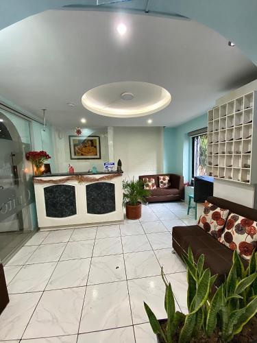 ein großes Wohnzimmer mit Sofa und Kamin in der Unterkunft Hostal Brilliant in Quito