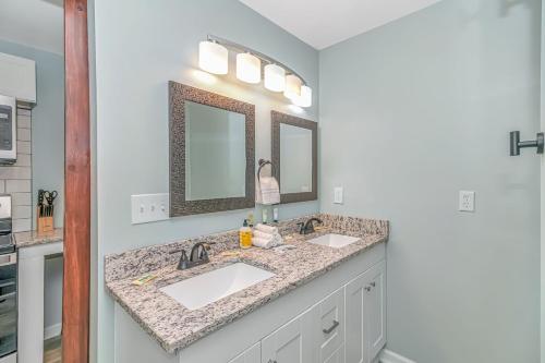 Ένα μπάνιο στο 125 Atlantic Avenue Unit I - Pet Friendly! Walk To The Beach and Pier! 1BR -1BA - Sleeps 2-4 guests!