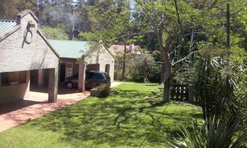 a house with a car parked in the yard at Esquina Verde in Bella Vista